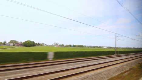 Velocidad-Del-Tren-Ferroviario-En-Movimiento.-Vía-Ferroviaria-Rápida.-Tren-De-Alta-Velocidad