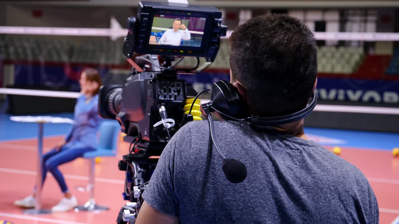 tv 방송 제작 채널에서 텔레비전 운영자, 뉴스 에서 카메라 운영자, 미디어 영화 촬영, tv 스튜디오에서 일하는 카메라맨, 비디오 제작, 인터뷰 촬영, tv 쇼 또는 영화 제작.
