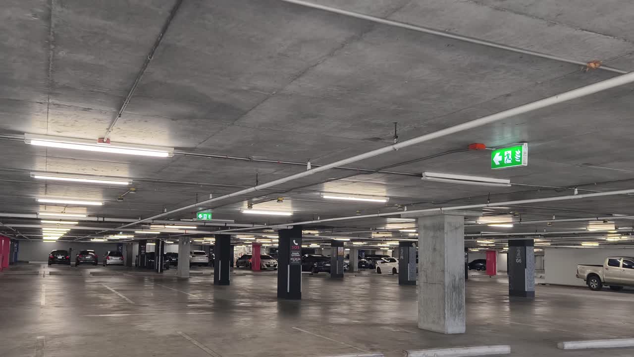 Garaje de estacionamiento subterráneo vacío