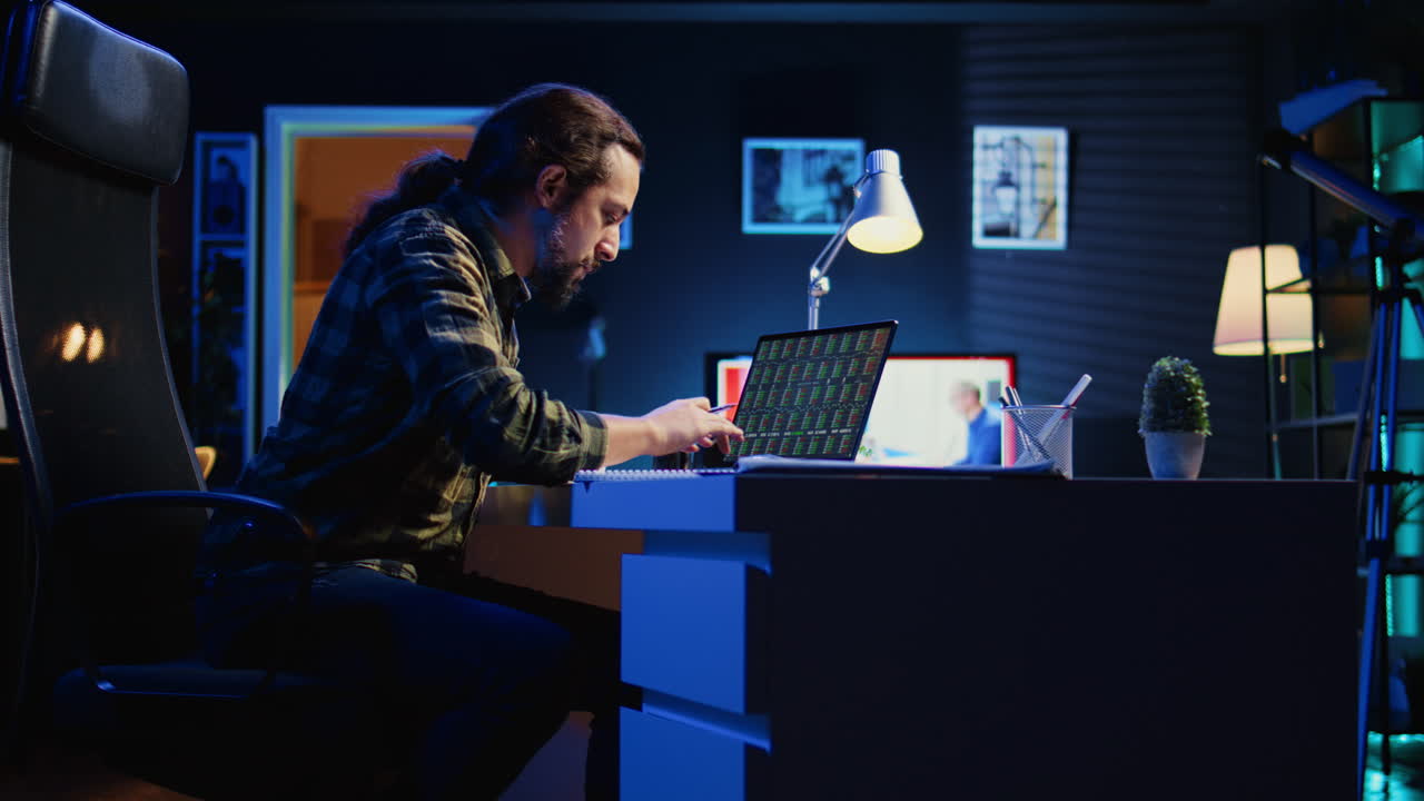 investidor de corredor alegre emocionado después de la subida de las acciones personales