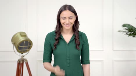 chica india feliz haciendo eid mubarak