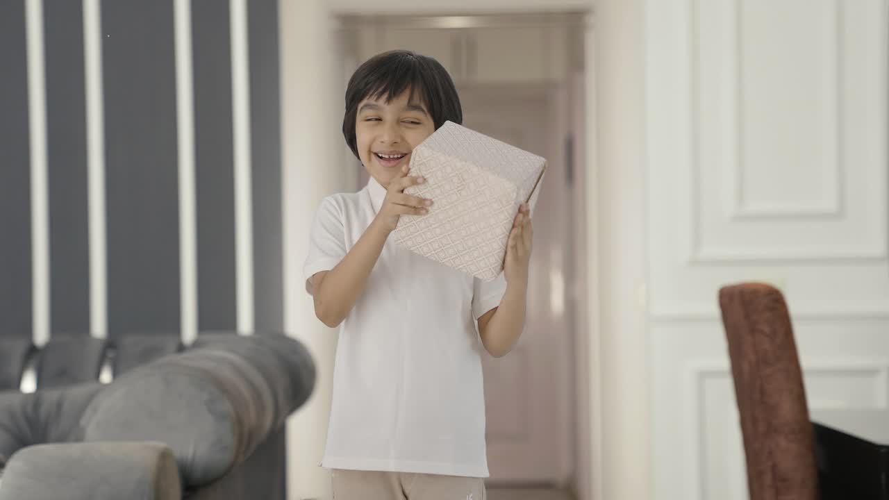 선물을 받는 행복한 인도 소년