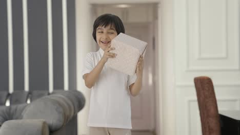 Niño-Indio-Feliz-Recibiendo-Un-Regalo