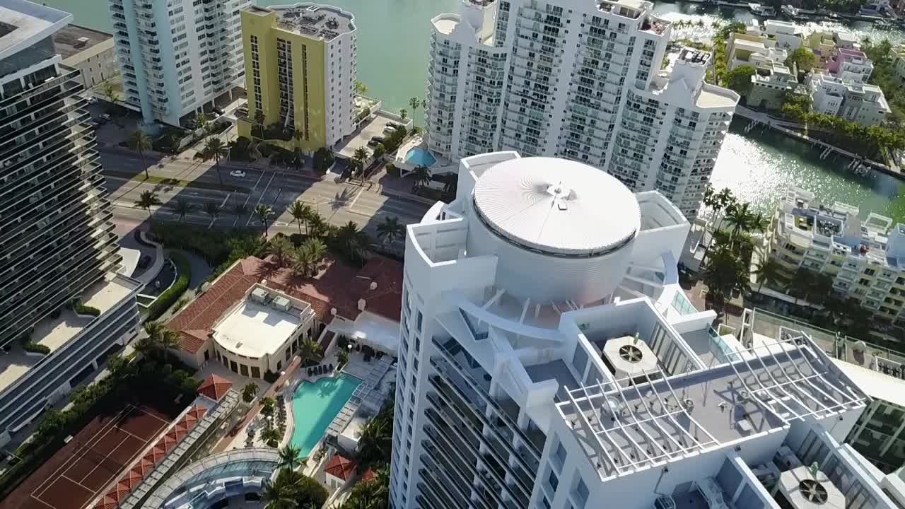Ripresa aerea dell'Intracoastal di Miami Beach, Indian Creek Drive