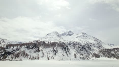 Mirar-Alrededor-En-Los-Alpes-Suizos