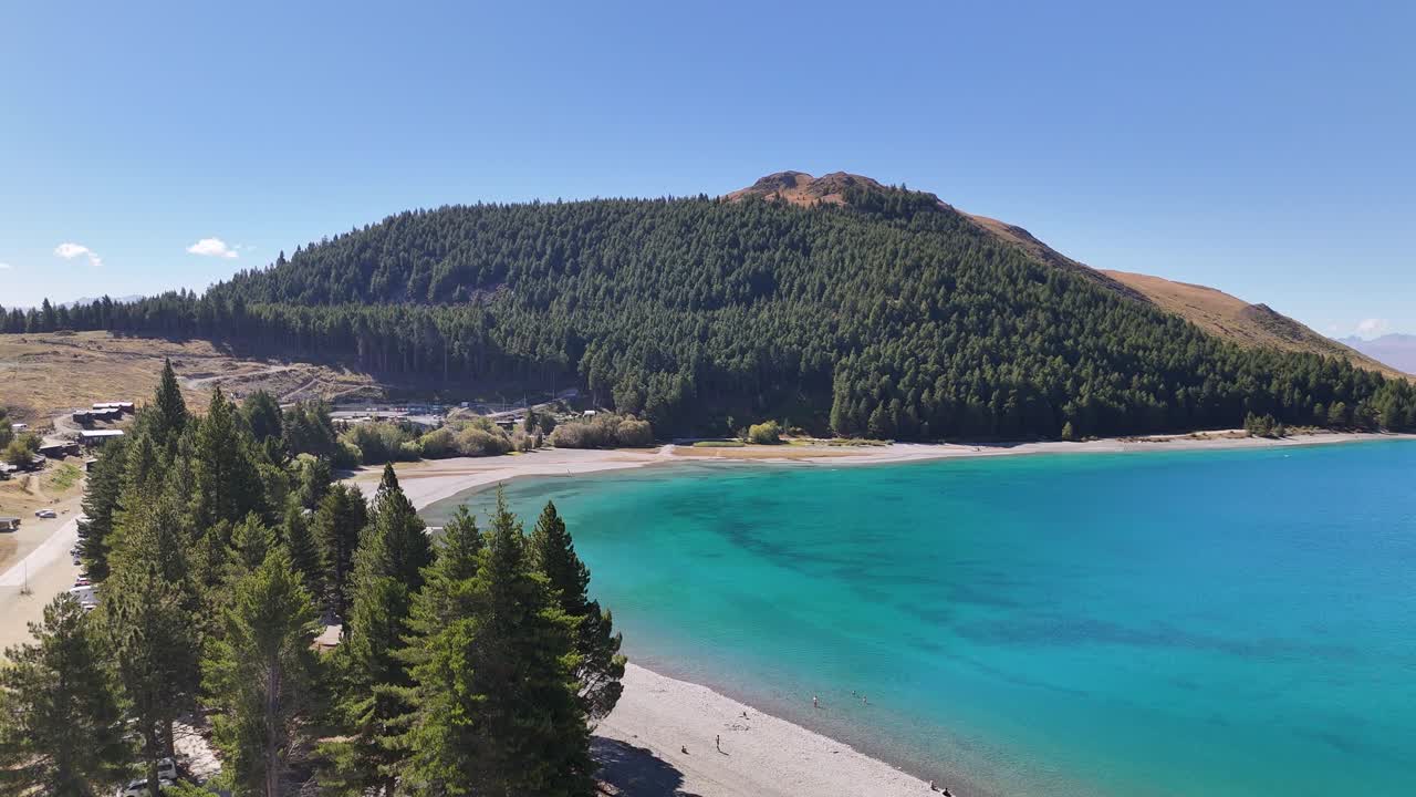 Un drone 4K riprende lo straordinario Lago Tekapo in Nuova Zelanda. Il drone mostra acque turchesi, montagne circostanti e paesaggi alpini in una vista aerea mozzafiato.