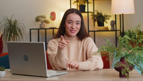 mujer joven caucásica sonriendo apuntando a la cámara eligiendo ganador afortunado indicando invitando aprobar