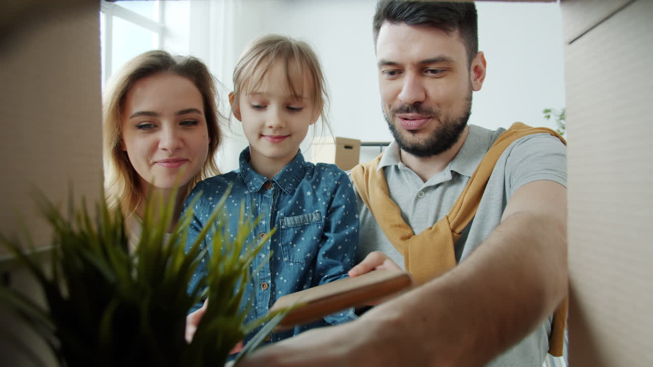 가족이 새로운 집으로 이사하는 것