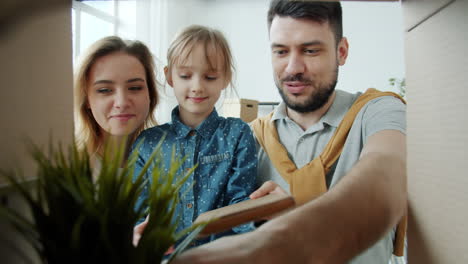 la familia se muda a un nuevo hogar
