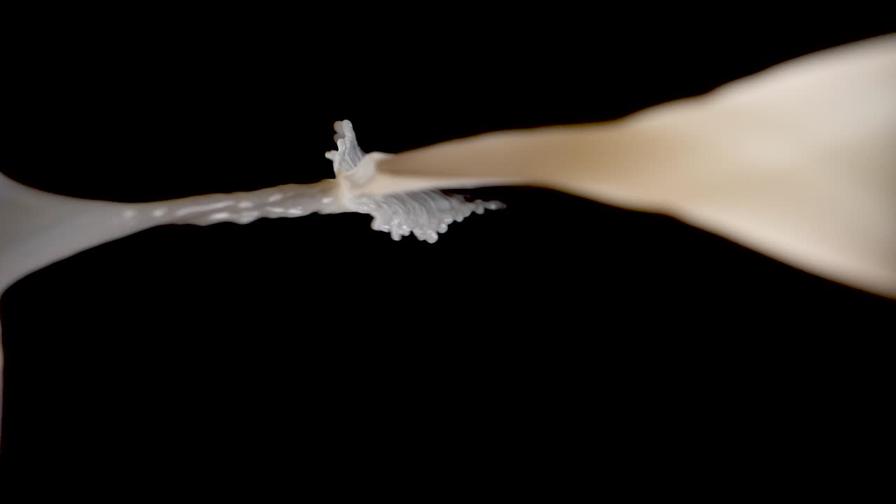 일기 신선한 우유가 서서히 검은 어에 흘러