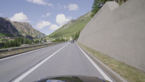 Conduciendo-Por-El-Paso-De-Simplon-En-Suiza