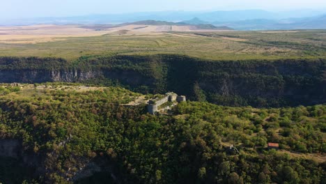 Vista-Aérea-De-Las-Ruinas-De-La-Ciudadela-De-Samshvilde-En-El-Borde-Empinado-Del-Promontorio-En-Kvemo-Kartli,-Georgia