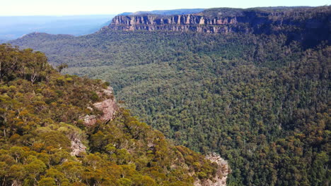 Dramatische-Luftdrohnenpfanne-Aus-Blauen-Bergen-Und-Klarem-Blauem-Himmel-In-New-South-Wales