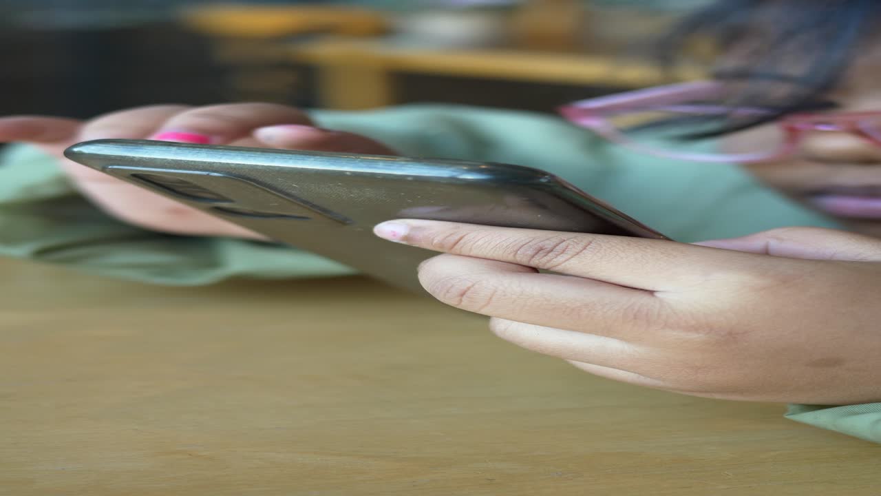 una chica joven usando un teléfono inteligente