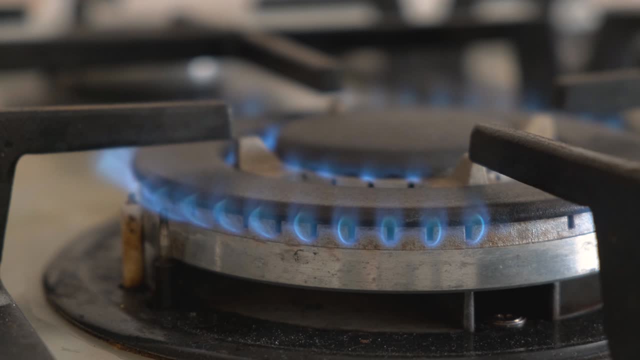 국내 주방 스토브에서 파란 불의 클로즈업. 불타는 불꽃과 함께 가스 커 프로판 가스.