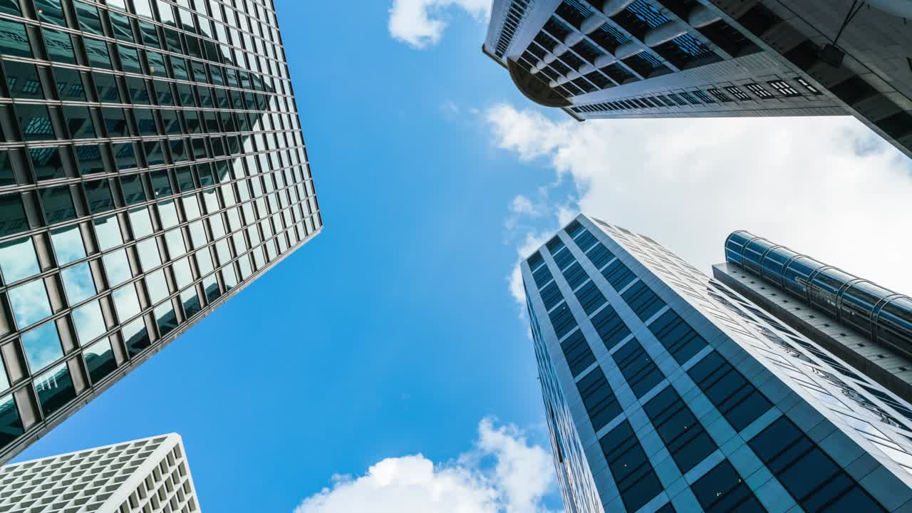 hong kong, 4k time-lapse de rascacielos y nubes.