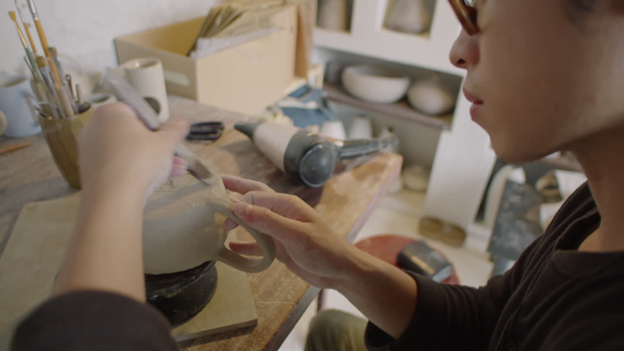 Ceramist Smoothing Mug Bottom with Brush