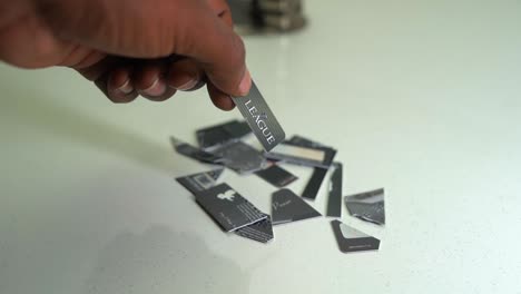 corte de la vista de primer plano de la tarjeta de cajero automático