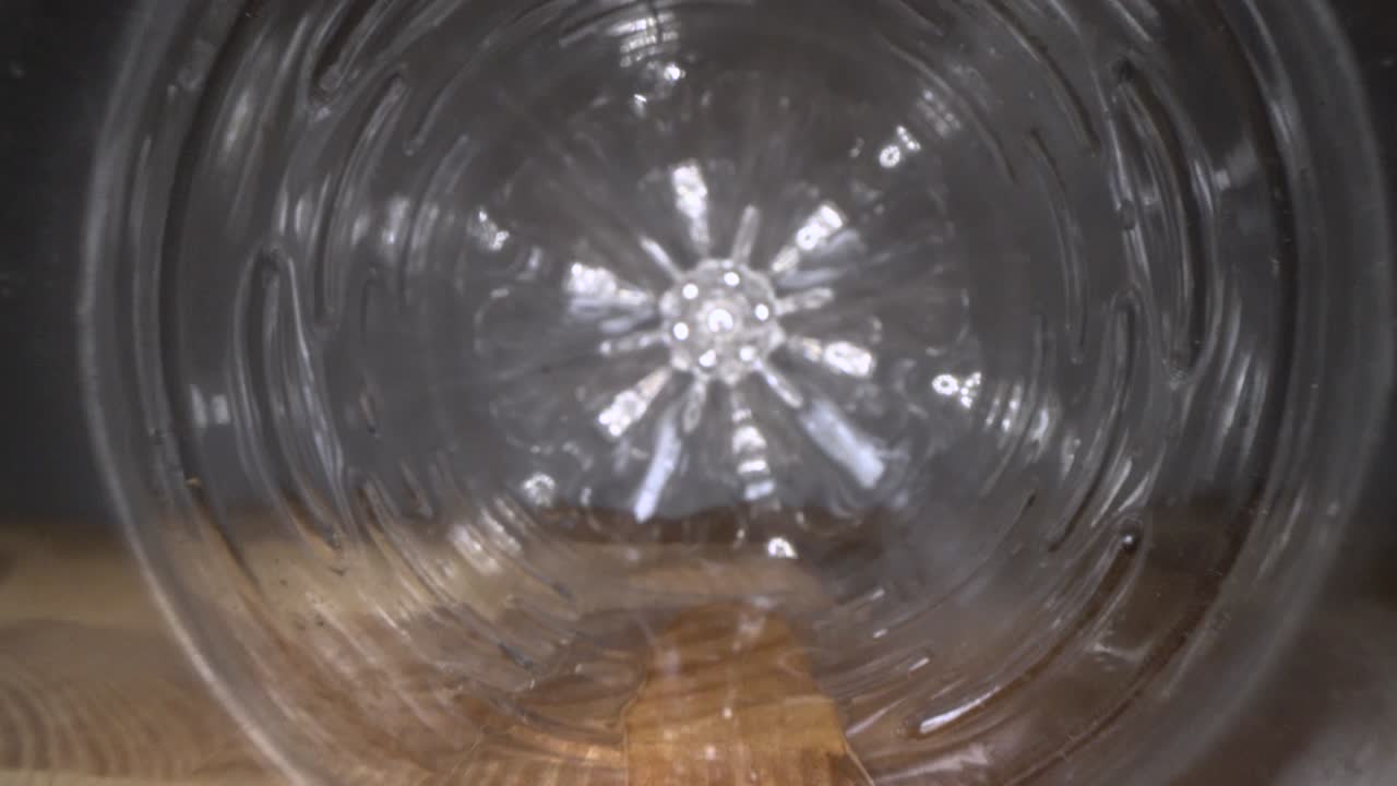 플라스틱 병 안에서 나무 배경에 빈 물 병을 확대하는 카메라의 도리 매크로