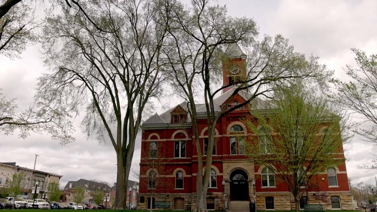 Storico tribunale della contea di Livingston a Howell, Michigan, con video ripreso con gimbal che panoramica da sinistra a destra