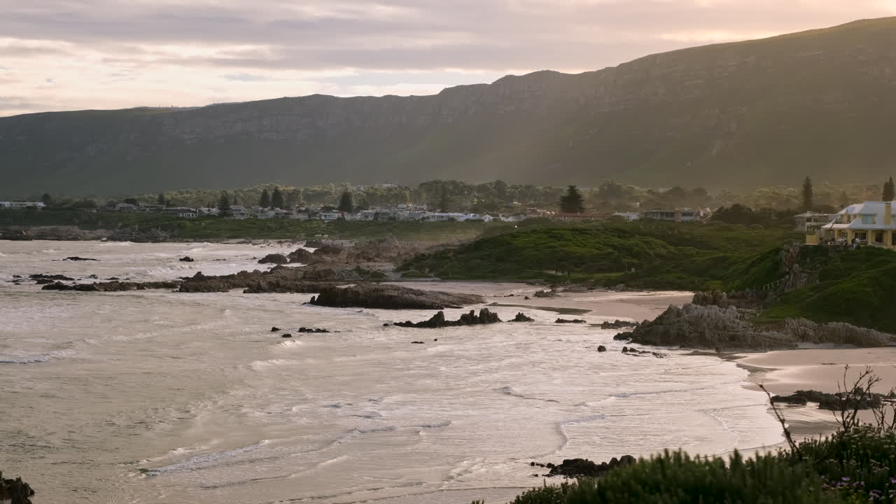 헤르마누스 의 해가 지는 동안 보엘클립 해변 에 달리는 조용 한 파도 장면