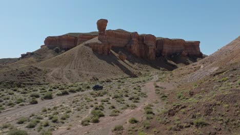 Recorrido-Panorámico-Todoterreno-Con-Vista-Al-Cañón-De-Temirlik-En-Almaty,-Kazajstán