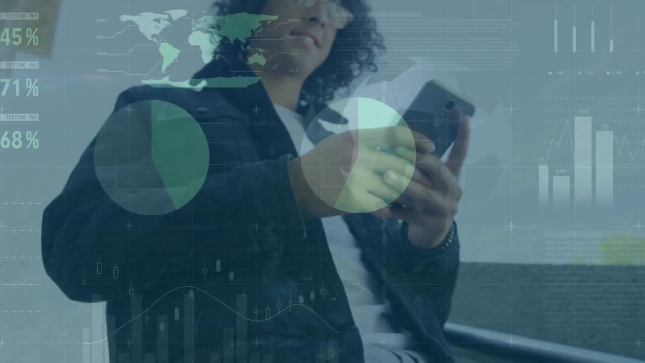 animación de la interfaz infográfica sobre vista de ángulo bajo de un hombre biracial caminando y usando teléfono celular