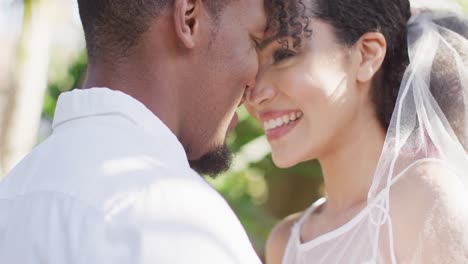 primer plano de una feliz pareja casada afroamericana sonriendo