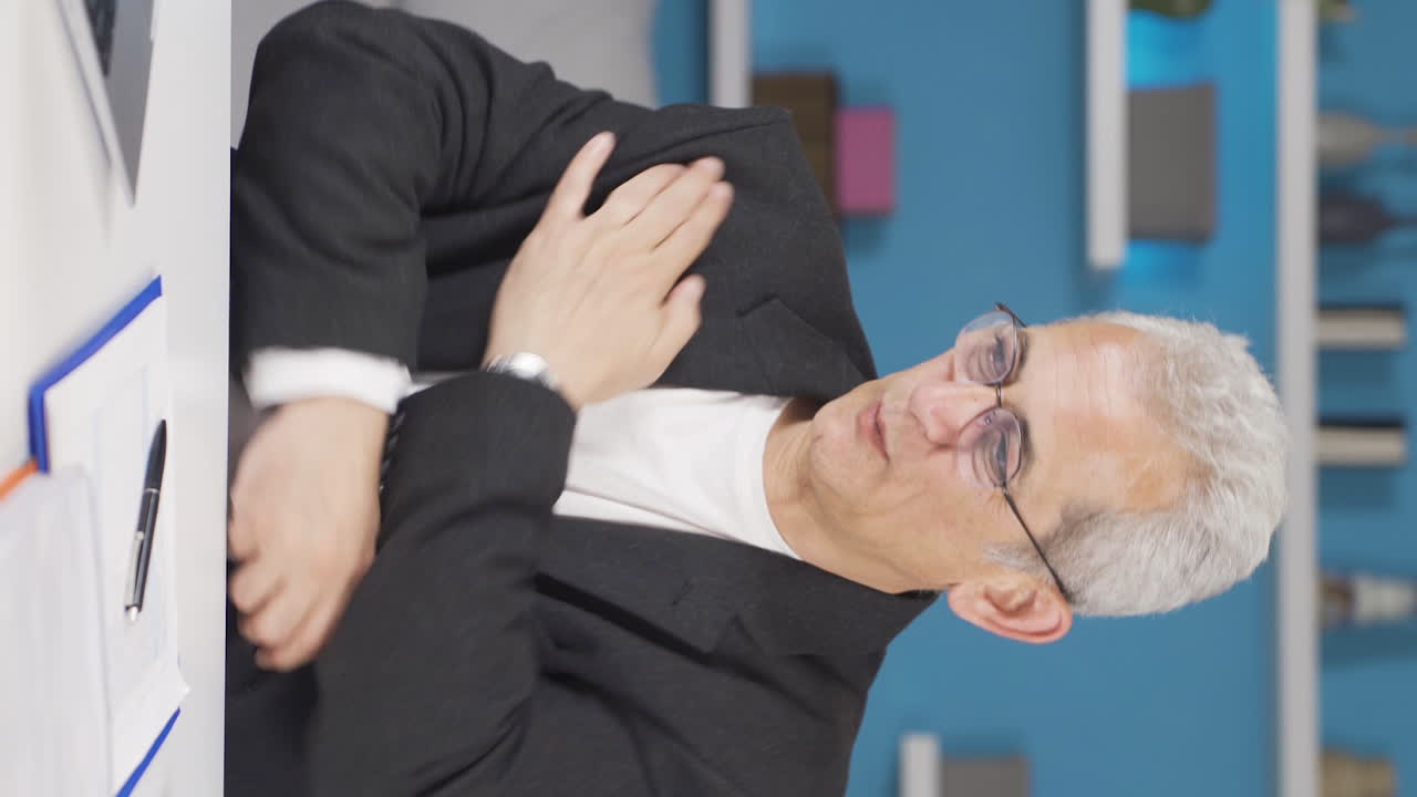 홈 오피스 직원의 수직 비디오 알레르기로 가려움증이 있습니다.