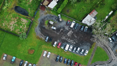 parque de automóviles del pueblo del bosque vista superior. drone entorno rural del valle verde