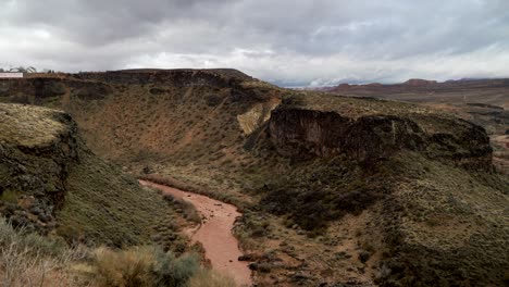 el río virgen en el sur de utah que fluye a través de un cañón escarpado