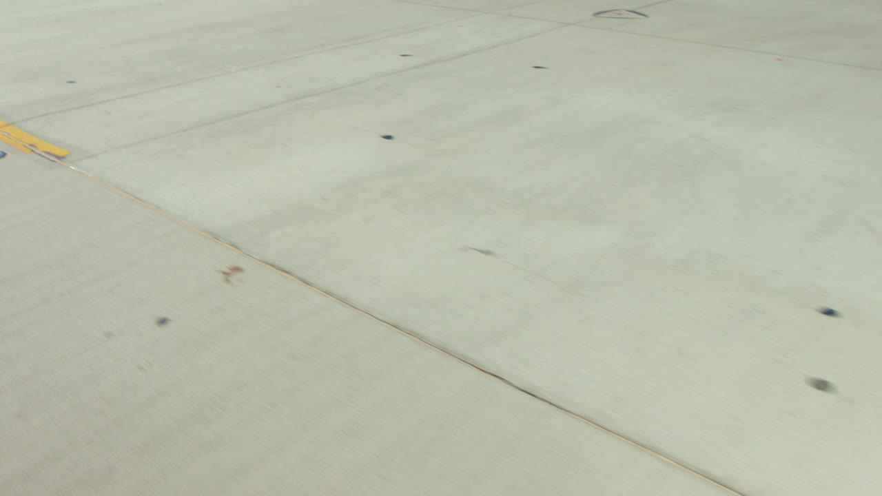 노란색 도로 선을 가진 콘크리트 보행로를 따라 느린 움직임 추적