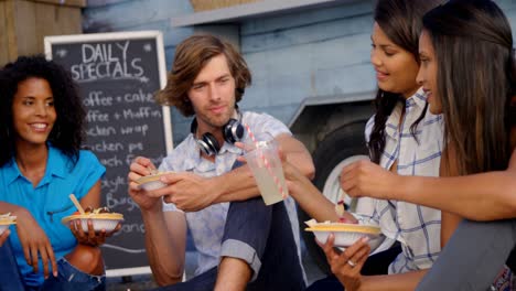 Lächelnde-Freunde,-Die-Snacks-Essen