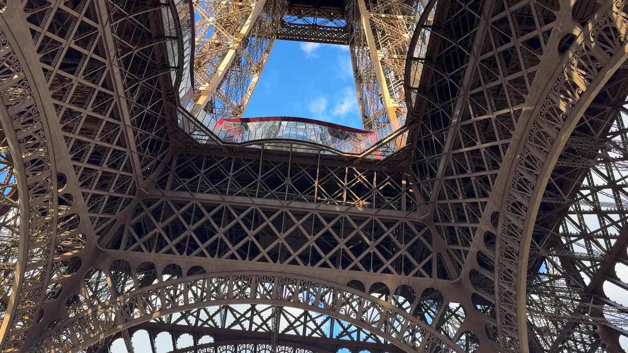 Torre Eiffel, struttura in metallo e acciaio, attrazione turistica a Parigi, Francia, famoso monumento.