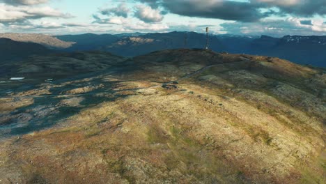 una torre de telecomunicaciones en la meseta en las montañas aurlandsfjelet