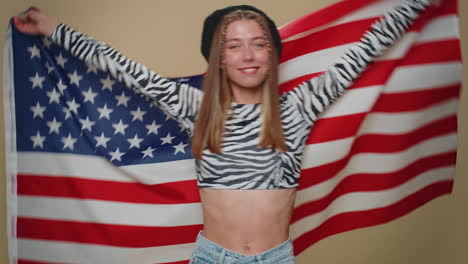 Schöne-Junge-Frau-Winkt-Und-Wickelt-Sich-In-Die-Amerikanische-Flagge,-Feiert-Menschenrechte-Und-Freiheiten