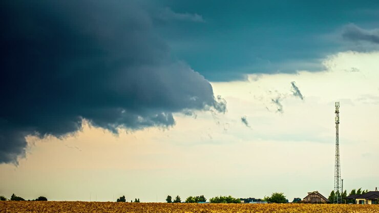 Timelapse af ekspanderende skyformationer over et landskab i Letland