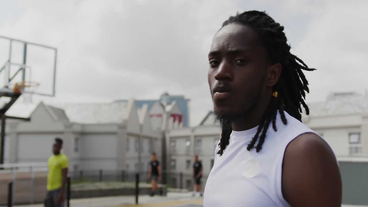 농구 선수가 물을 마시는 4k