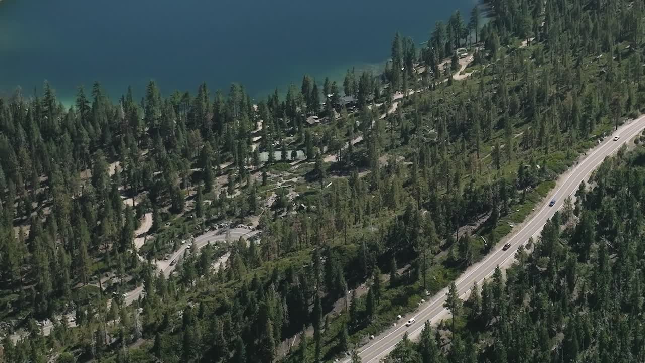 Explorando el lago Tahoe con impresionantes vistas de la naturaleza y las carreteras