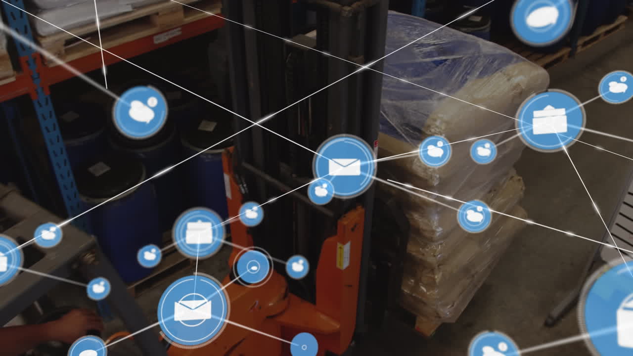 animación de la red de iconos digitales contra la carretilla elevadora que opera en el almacén