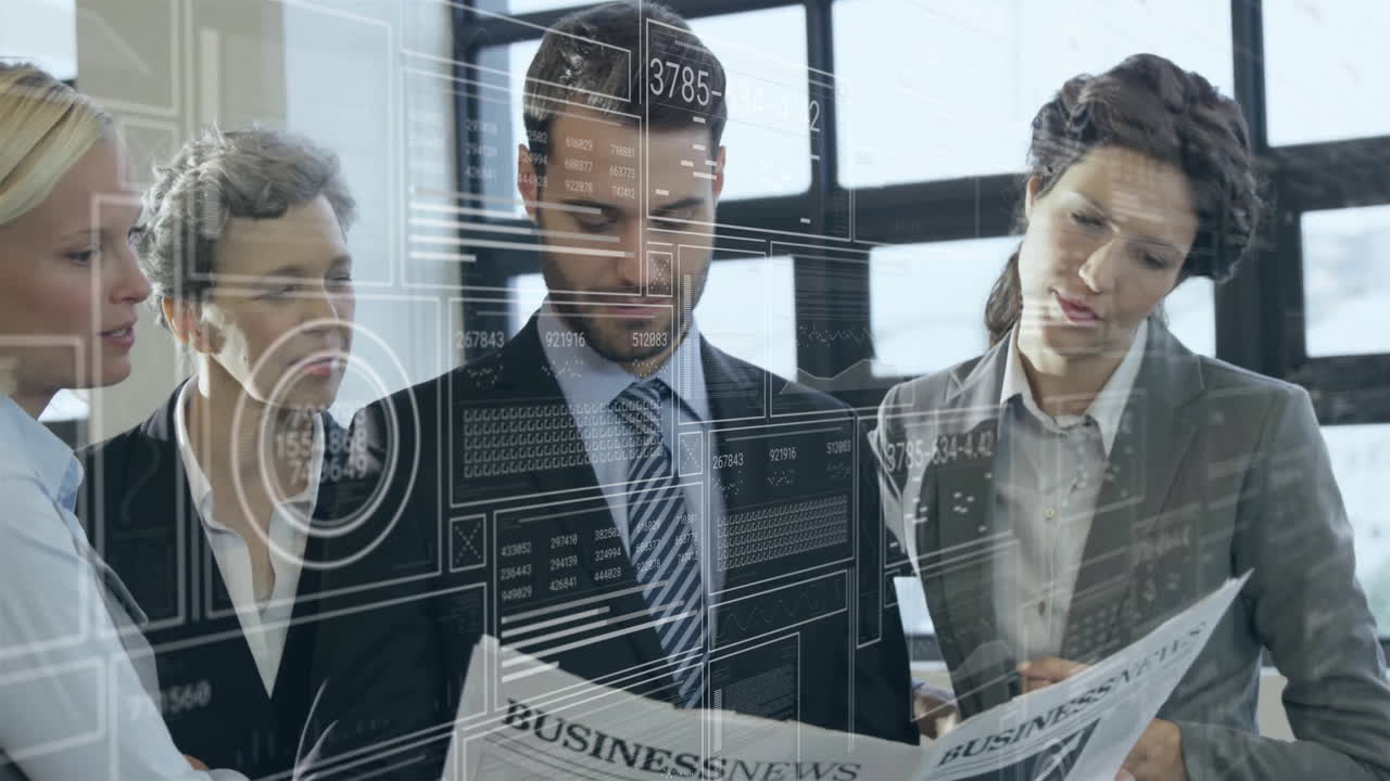 animación del procesamiento de datos financieros sobre diversas personas de negocios en la oficina