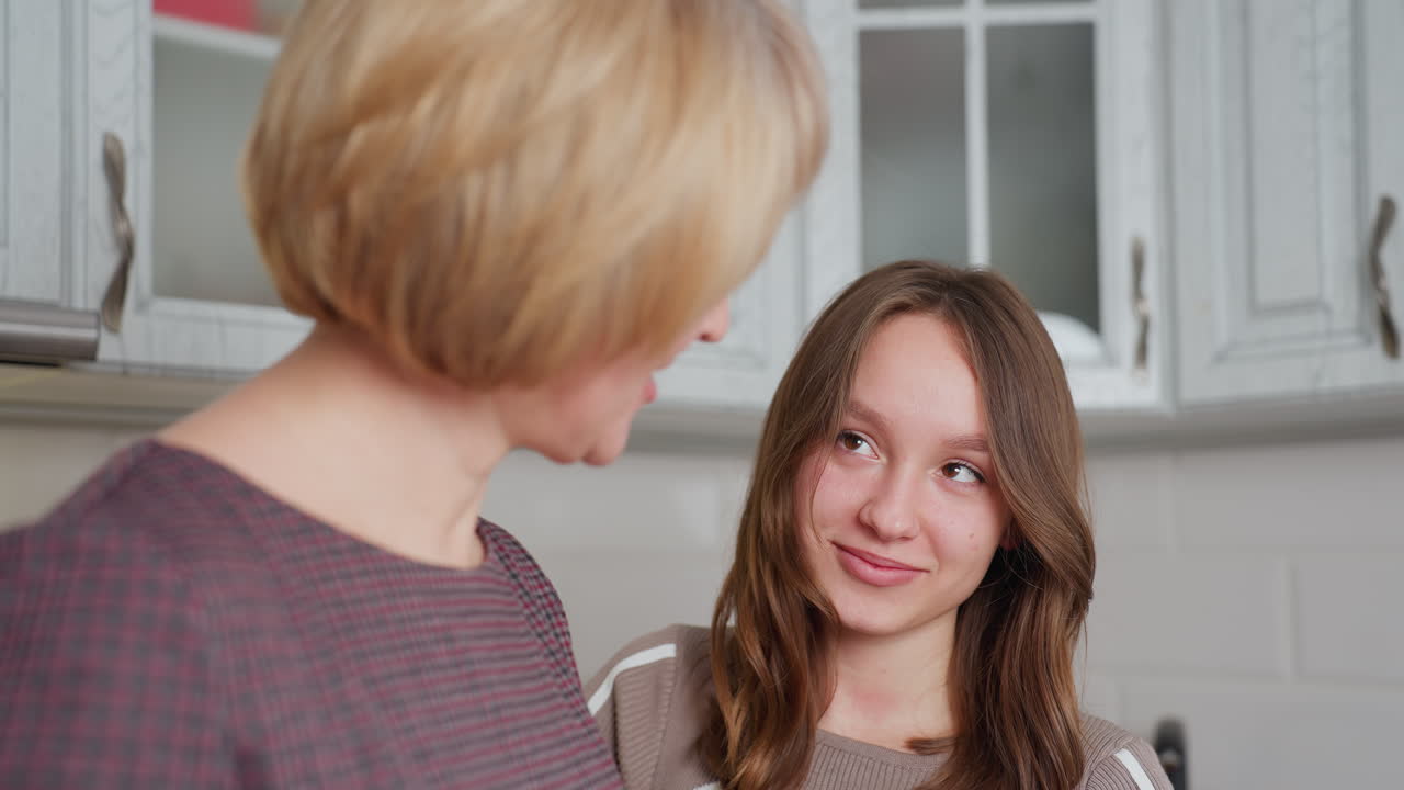 이모와 아이는 부에서 따뜻한 미소와 사랑스러운 시선을 주고받으며, 함께 좋은 시간을 보내는 것을 즐기면서 그들의 유대감이 분명합니다.