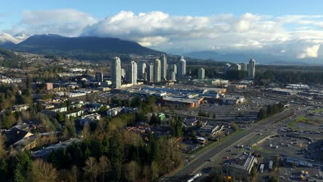 Wolkenkratzer-Und-Einkaufszentrum-Im-Stadtzentrum-Von-Coquitlam-In-British-Columbia,-Kanada