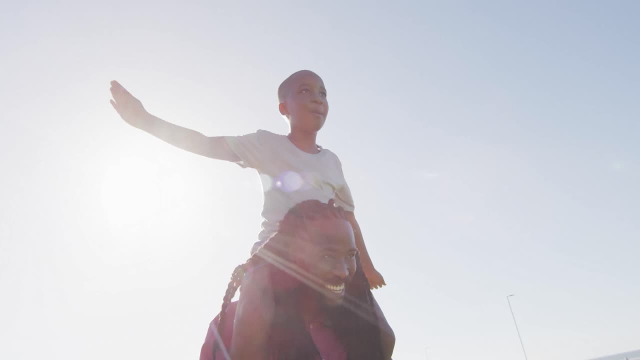 video de un feliz padre y hijo afroamericanos divirtiéndose en un día soleado