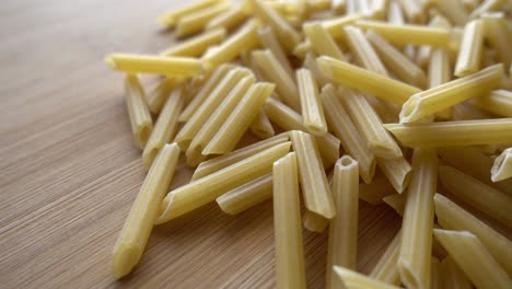 pasta de pennette en el fondo de rotación