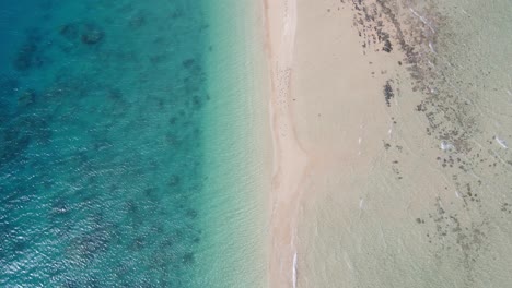 Touristen,-Die-Im-Sommer-Auf-Einer-Sandbucht-Mit-Klarem,-Blauem-Wasser-Spazieren-Gehen