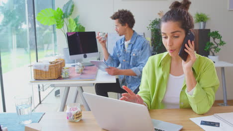 Pareja-Que-Ejecuta-Negocios-En-Línea-Haciendo-Velas-Boutique-En-Casa-Usando-Tecnología-Informática-Y-Teléfono-Móvil