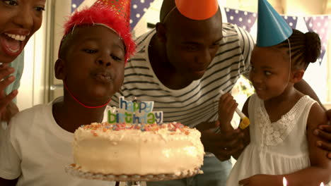 Familia-Feliz-Celebrando-Un-Cumpleaños