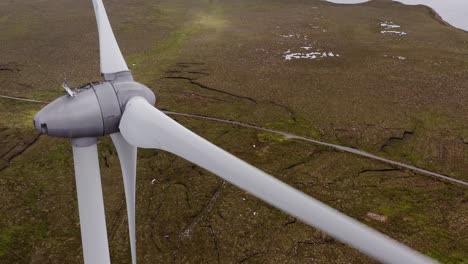 Drohnenaufnahme-Des-Moorlandes-Rund-Um-Eine-Windkraftanlage-Auf-Der-Isle-Of-Lewis