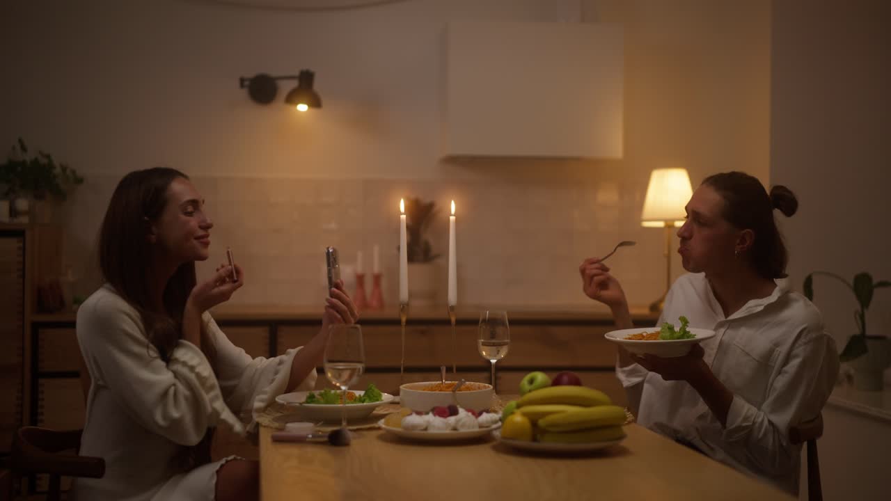 집 에서 만적 인 저녁 식사를 즐기는 부부